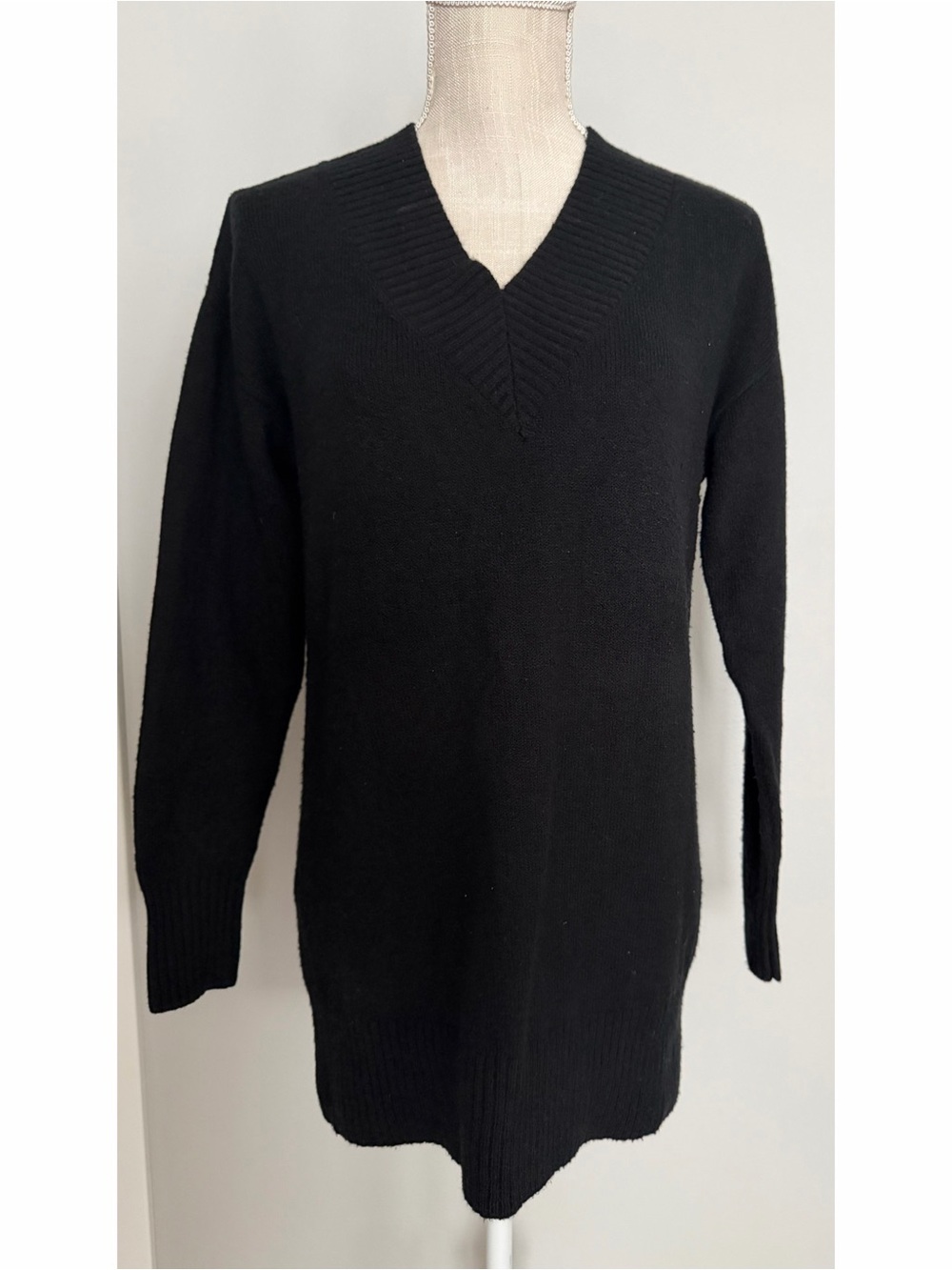 LOFT Outlet Black V-Neck Sweater Size S Soft Knit Tunic